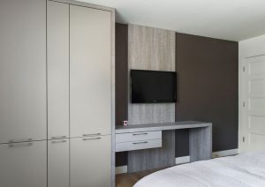 Mobilier-sur-mesure-rangement-mural-chambre